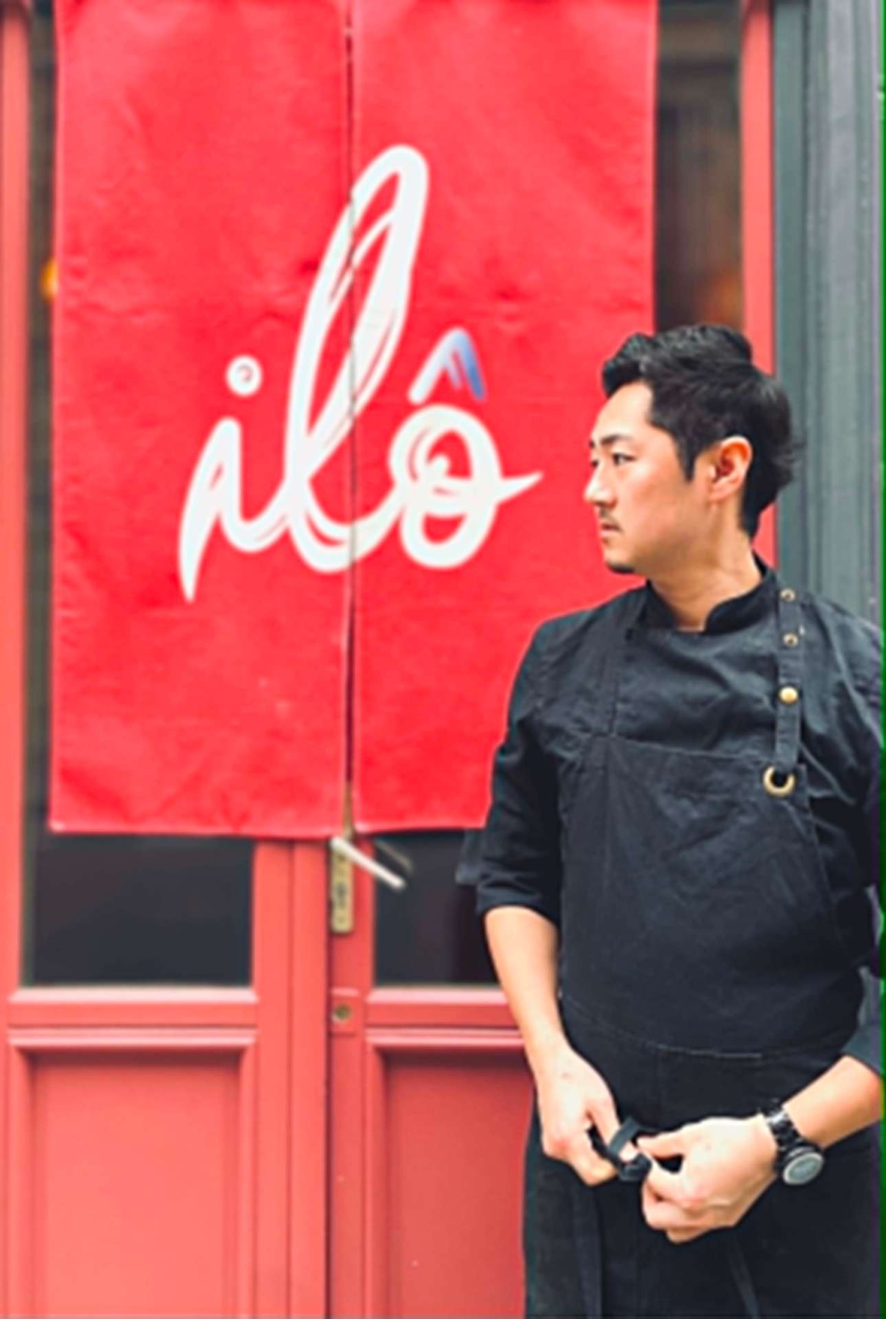 Tatsuya Ozeki, chef du restaurant Ilô, devant le noren rouge