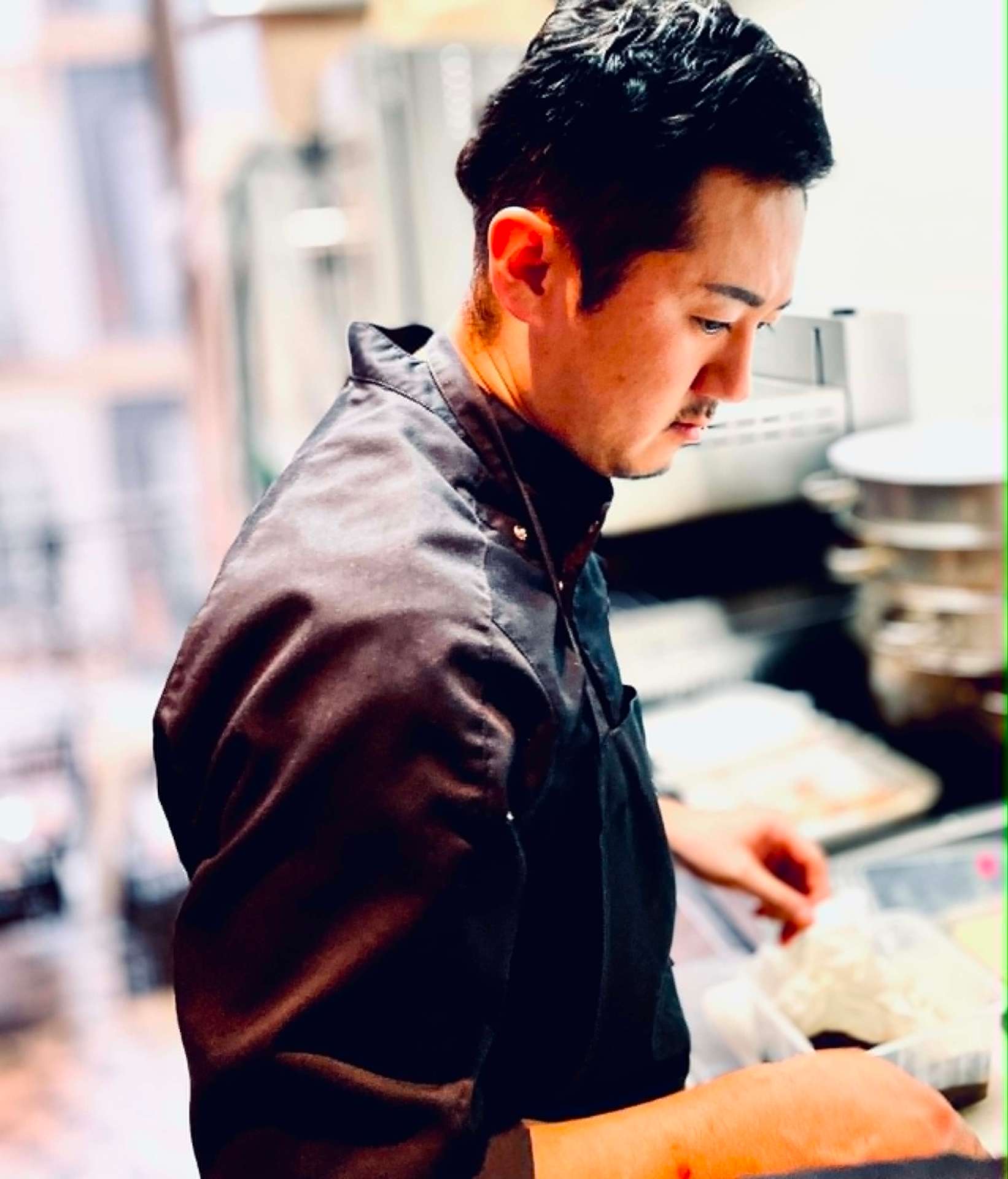 Tatsuya Ozeki en cuisine, en plein service